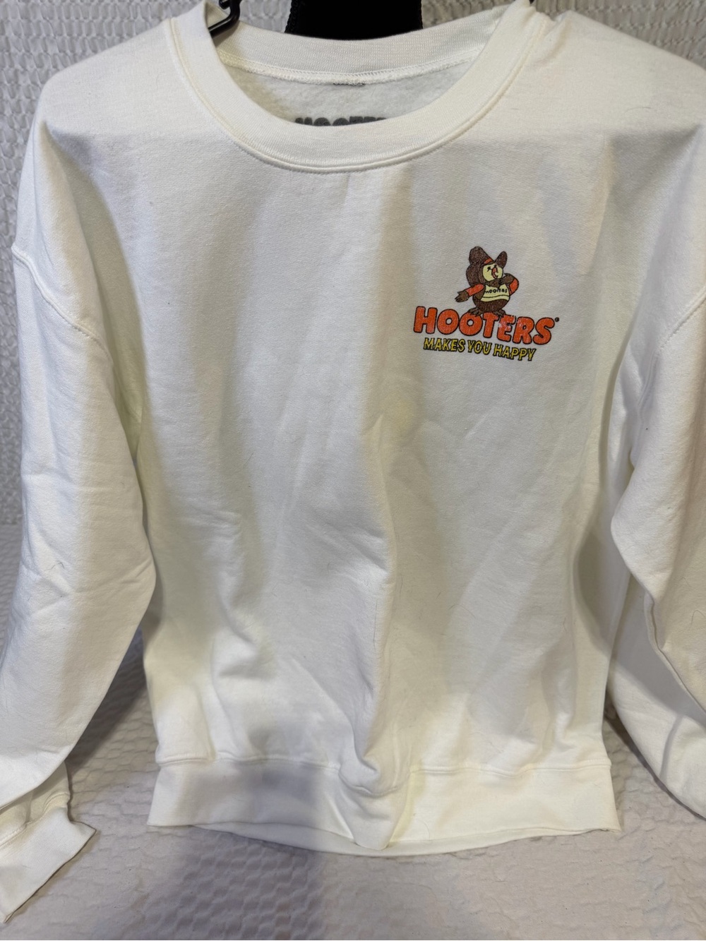 Hooters unisex medium Long-Sleeve Crewneck Sweatshirt